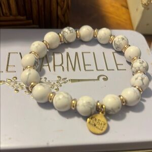 Kinsley Armelle White and Gold Beaded Bracelet